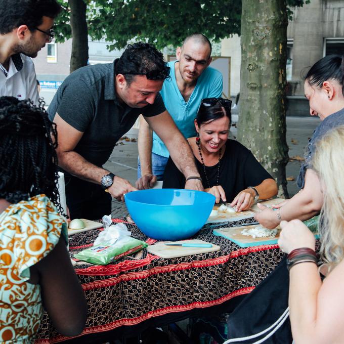 Gemeinsames Kochen auf dem Lighthouse Square. Foto: Christóbal Márquez Kochen auf dem Lighthouse Square