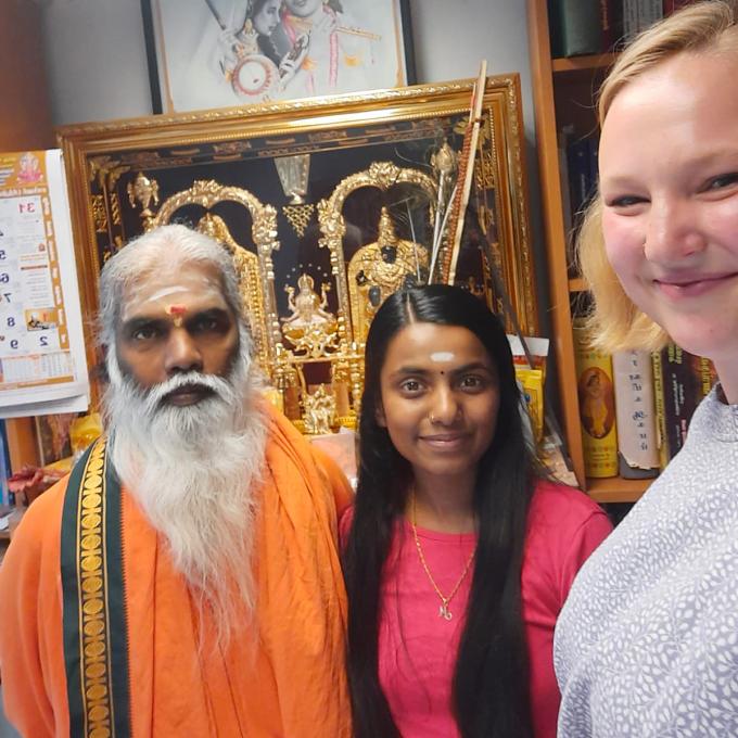 Oberpriester Siva Sri Arumugam Paskarakurukkal, Malikarchchuna Paskaran und Olga Felker. Foto: Olga Felker Oberpriester Siva Sri Arumugam Paskarakurukkal, Malikarchchuna Paskaran und Olga Felker