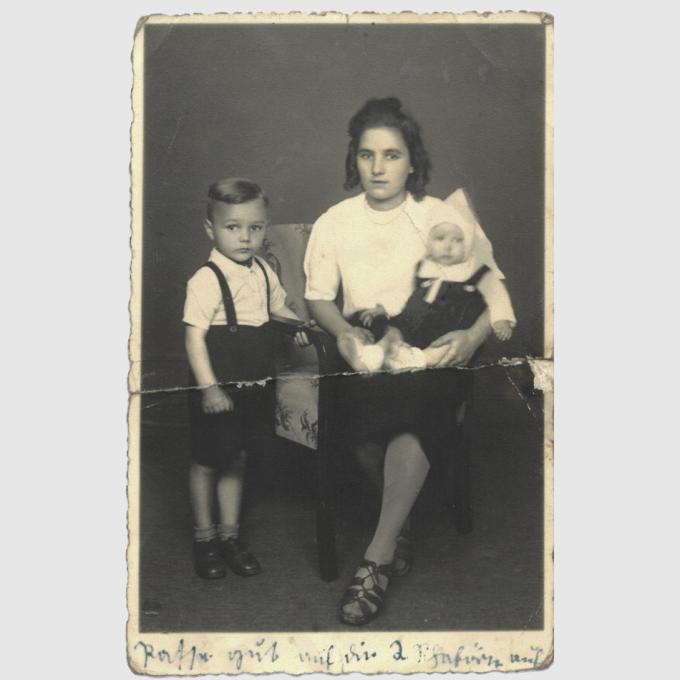 Christine Lehmann mit ihren beiden Kindern Egon Karl (links) und Robert Georg (rechts), 1942. Foto: Mario Reinhardt Christine Lehmann mit ihren beiden Kindern Egon Karl (links) und Robert Georg (rechts), 1942