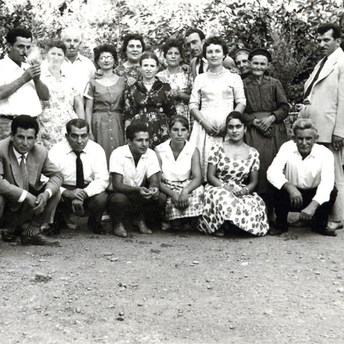 Familien von Kostas Eltern Panagiota Papadopoulou und Antonios Andrikopoulos vor der Hochzeit in der Nähe von Patras, 1960. Foto: privat Familien von Kostas Eltern Panagiota Papadopoulou und Antonios Andrikopoulos vor der Hochzeit in der Nähe von Patras, 1960
