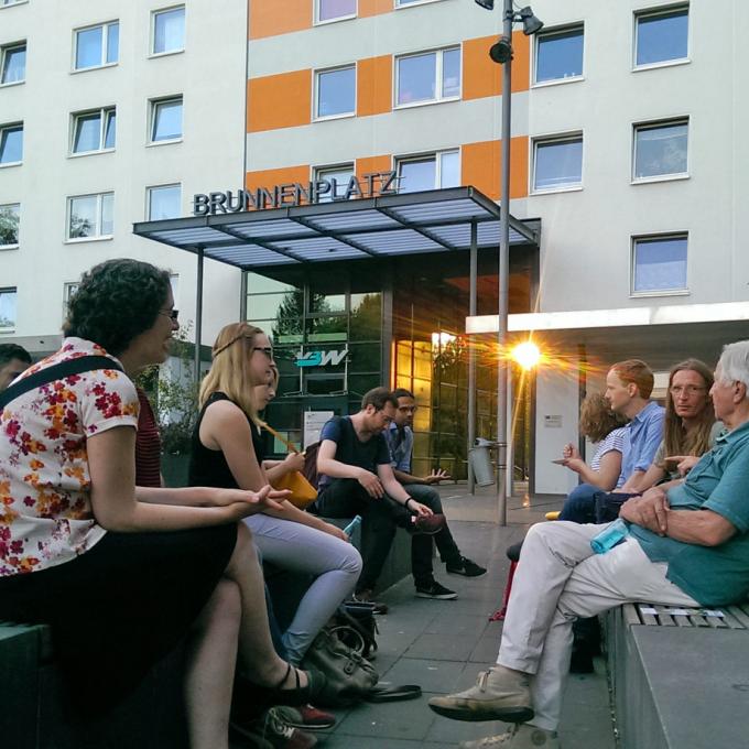 Arbeitstreffen der AG "Wohlbefinden und Migration" auf dem Brumnnenplatz in der Bochumer Hustadt. Foto: Lena tom Dieck Arbeitstreffen GYF