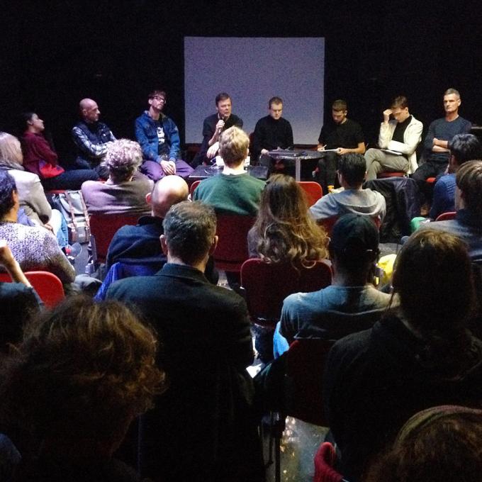 Podiumsdiskussion mit Avril Ceballos (CÓMEME), Mark Ernestus (Ndagga), Florian Meyer (DISK), Stefan Schneider (TAL), Kieran Kaul (KHM), Philipp Rhensius (Norient), Jonas Eickhoff (IfS & IfE) und Bernd Friedmann (Nonplace). Foto: Sabitha Saul Podiumsdiskussion mit Avril Ceballos (CÓMEME), Mark Ernestus (Ndagga), Florian Meyer (DISK), Stefan Schneider (TAL), Kieran Kaul (KHM), Philipp Rhensius (Norient), Jonas Eickhoff (IfS & IfE) und Bernd Friedmann (Nonplace)