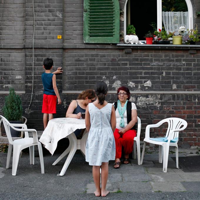 Familie in der RIWETHO-Arbeiter*innensiedlung in Oberhausen. Foto: Fatih Kurceren Familie in der RIWETHO-Arbeiter*innensiedlung in Oberhausen